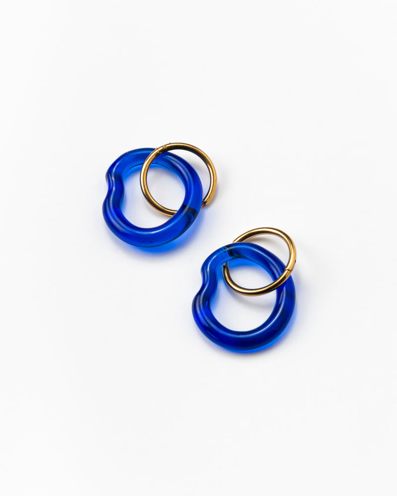 Blue Ameba dangle-hoop earrings on a base of gold stainless steel, made from recycled glass
