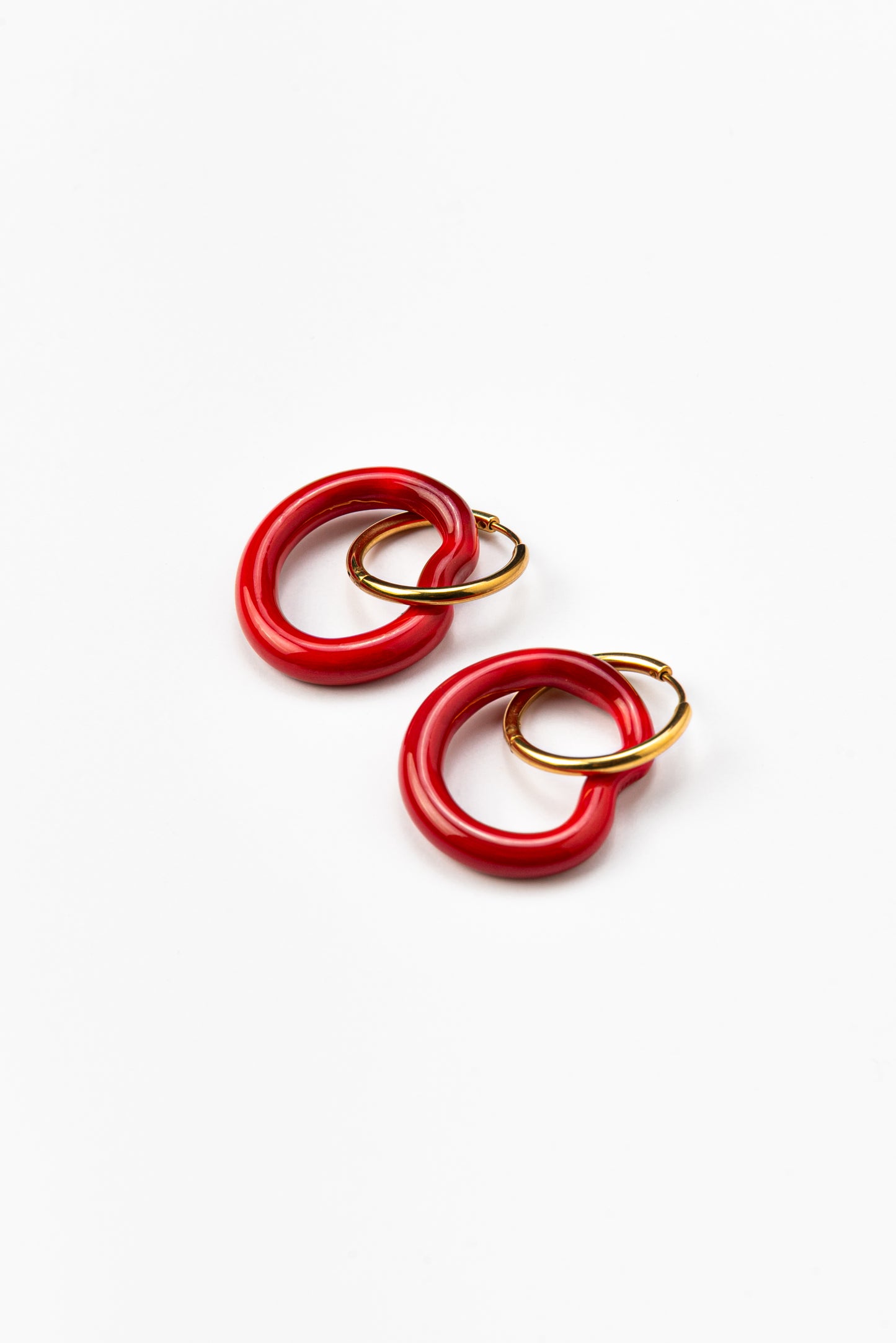 Red Ameba dangle-hoop earrings on a base of gold stainless steel, made from recycled glass