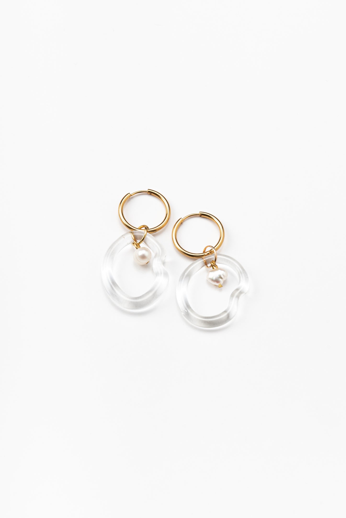 Clear Ameba dangle-hoop earrings on a base of gold stainless steel, with a river pearl, made from recycled glass