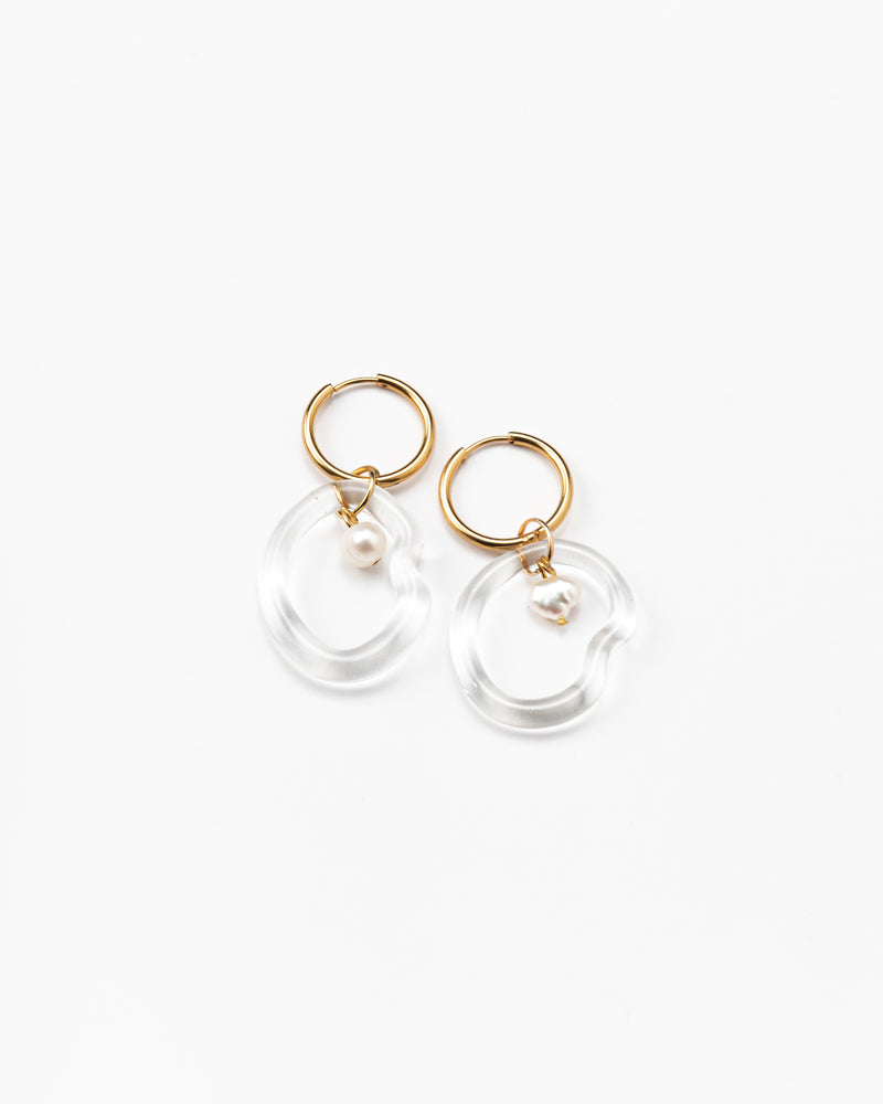 Clear Ameba dangle-hoop earrings on a base of gold stainless steel, with a river pearl, made from recycled glass
