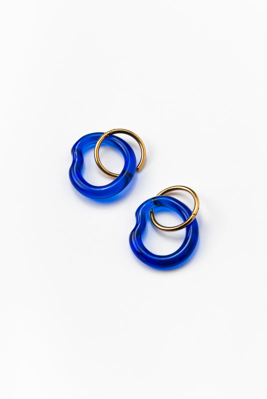 Blue Ameba dangle-hoop earrings on a base of gold stainless steel, made from recycled glass