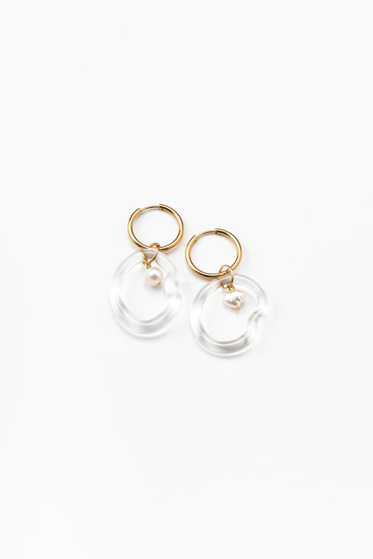 Clear Ameba dangle-hoop earrings on a base of gold stainless steel, with a river pearl, made from recycled glass
